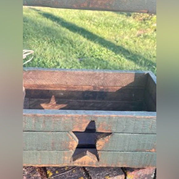 Distressed Wood Star Cutout Tote, Green - Picture 8 of 10